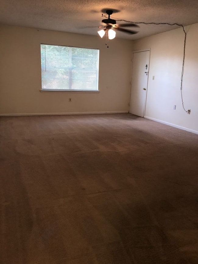 Building Photo - 613 Colonial Dr