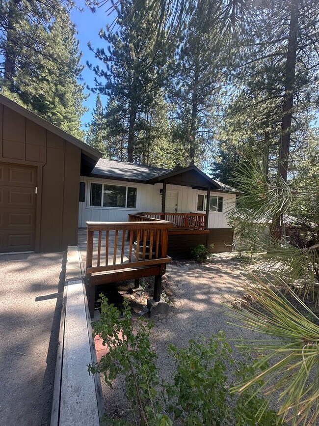 Building Photo - Charming 3 Bed, 2 Bath on Gardner Mountain