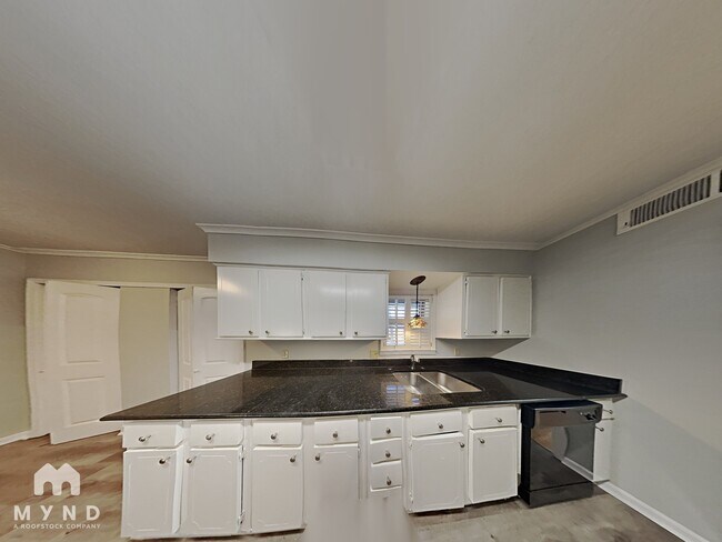 Foto del edificio - 561 McElroy Rd
