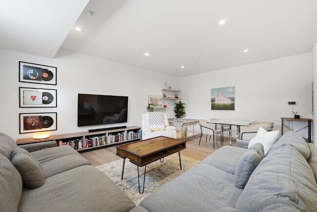 Foto del edificio - Light-Filled Luxury Condo with Designer Finishes