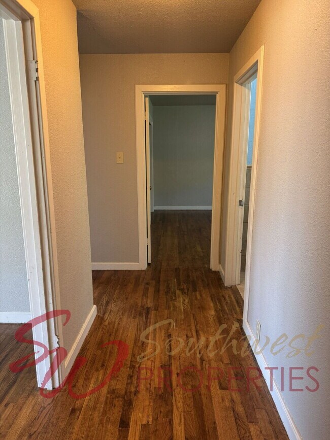 Building Photo - Large 3 bedroom 1 bath close to everything!