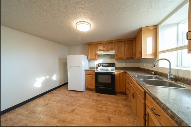 Building Photo - 480 E 200 N
