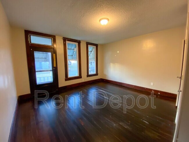Building Photo - 304 S Grand Ave