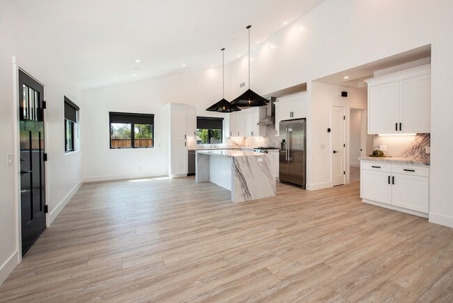 Foto del edificio - Exquisite Custom ADU in Santa Barbara – Pr...