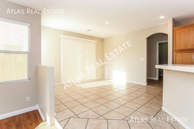 Foto del edificio - Spacious 2-Story Home with 5 Bedrooms! Nor...
