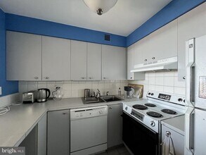Building Photo - 224 W Rittenhouse Square