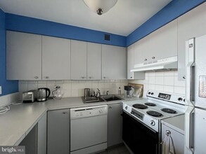 Building Photo - 224 W Rittenhouse Square