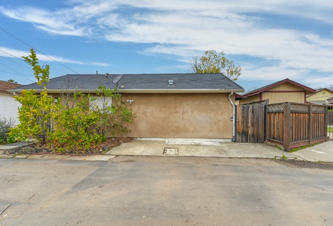 Building Photo - 216 Sierra Blvd