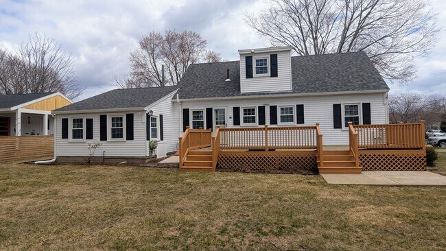 Terraza trasera repintada y patio trasero parcialmente cercado - 40 Fields Rd