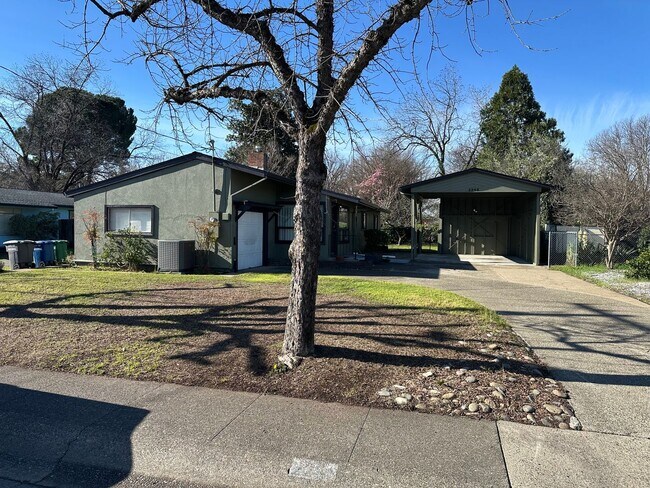 Foto del edificio - New listing! Beautifully maintained home in convenient location