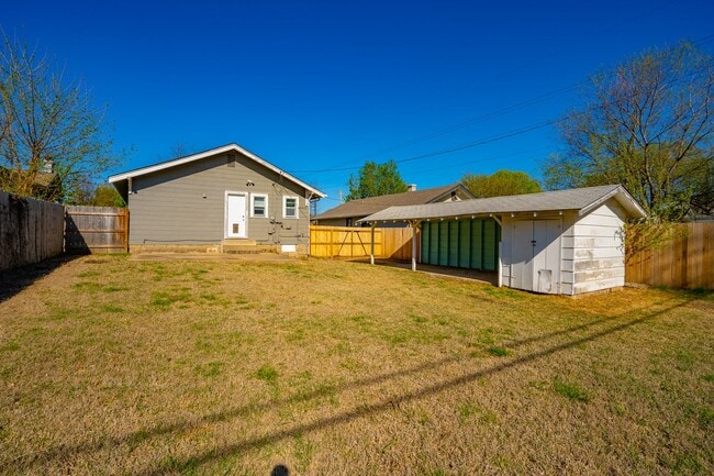 Building Photo - Updated 2 Bed, 1.5 Bath in Tulsa!