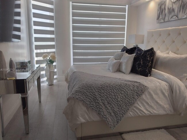 Foto del edificio - 1000 W Island Blvd