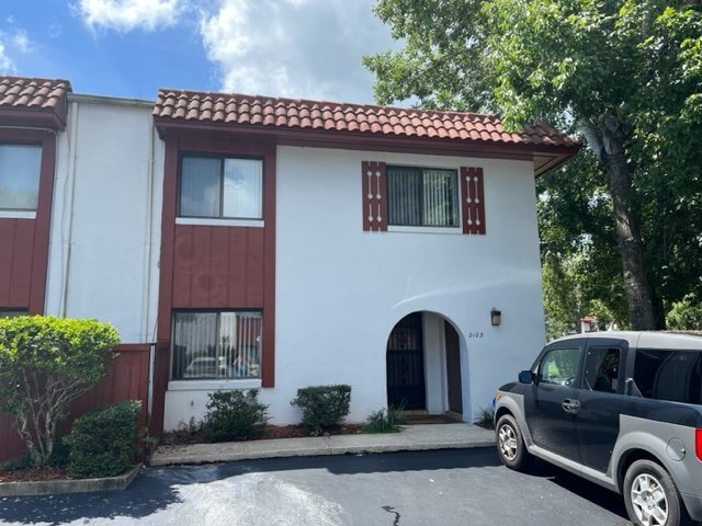 Primary Photo - 3/2 LARGE COMFORTABLE TOWNHOUSE WITH NEWER...
