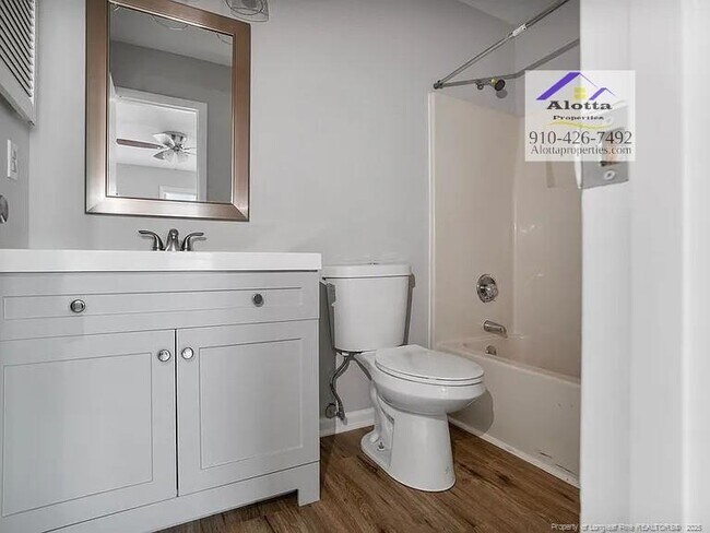 Foto del edificio - 1320 N Forest Dr