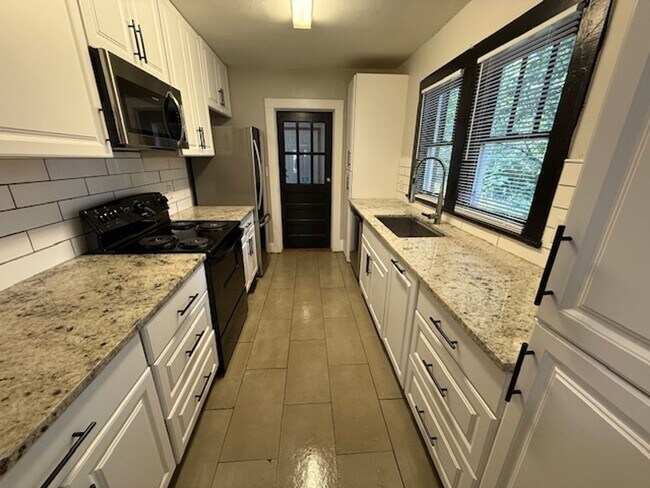 Building Photo - 3 Bedrooms | 2 Bathrooms | Rosewood Area