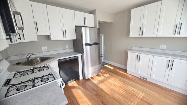 Foto del edificio - 14526 Russell Ave