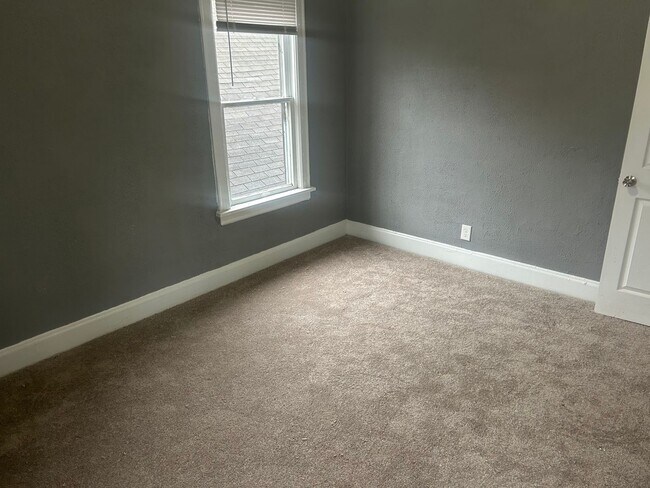 Building Photo - 2 Bedroom House