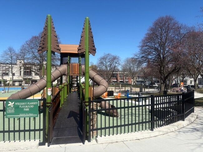 ¡Parque recién renovado junto a su patio cercado! - 19 Ackley Pl