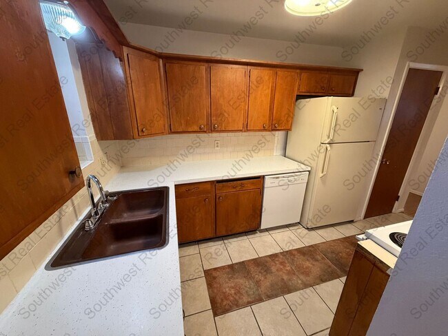 Building Photo - Cute 3 bedroom 2 bath brick home.