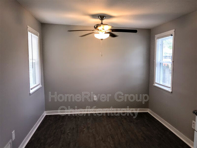 Foto del edificio - 8921 Railroad St