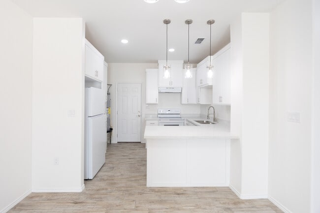 Building Photo - 2216 E Valley Cir