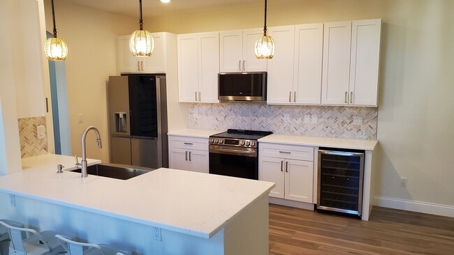 Building Photo - 10751 SW West Park Ave