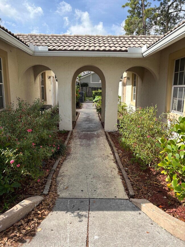 Building Photo - 1046 Goldenrod Rd