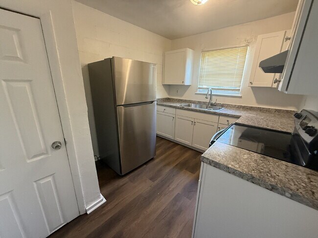 Foto del edificio - 3 BEDROOM BRICK TOWNHOME FOR RENT IN NORFOLK