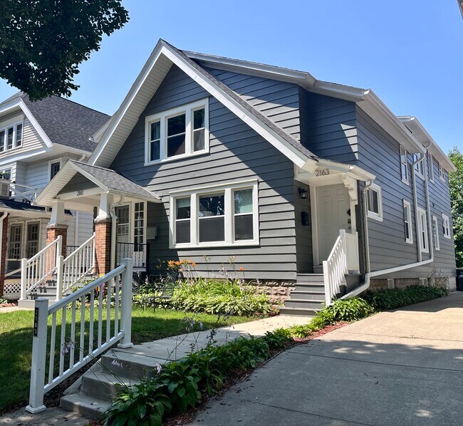 Esa es tu puerta arriba a la derecha. - 2163 N 62nd St