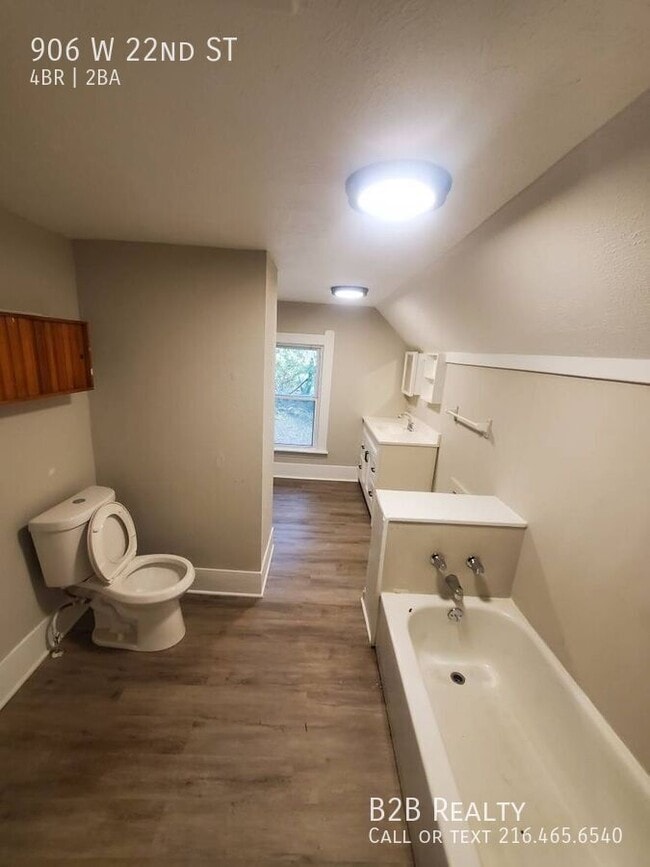 Building Photo - 906 W 22nd St