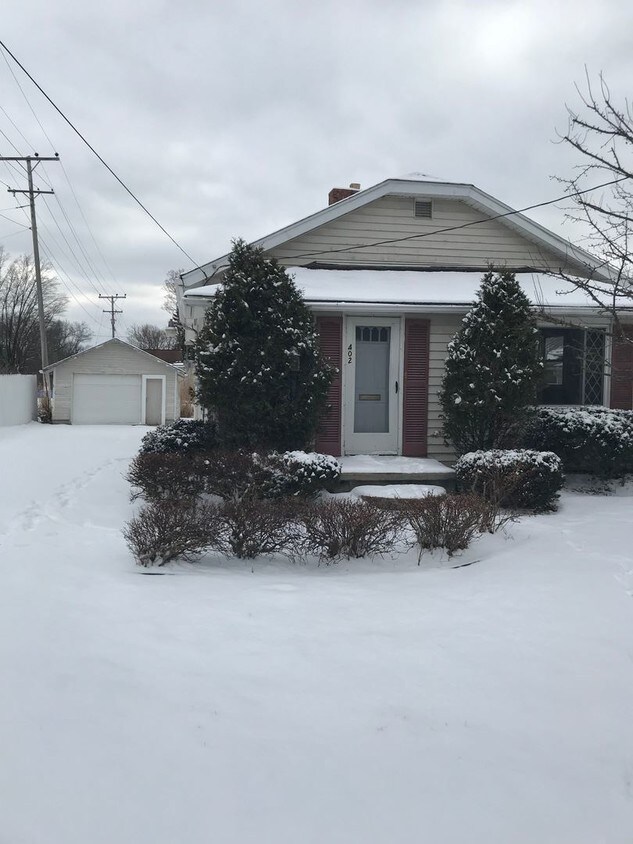 Primary Photo - 402 W Kenneth Ave