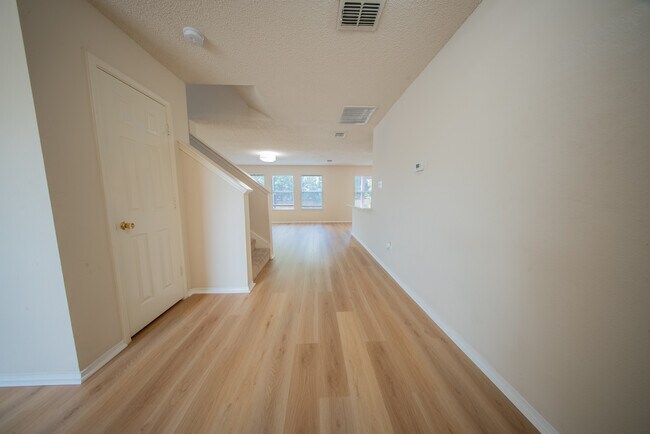 Building Photo - 1218 Post Oak Trail