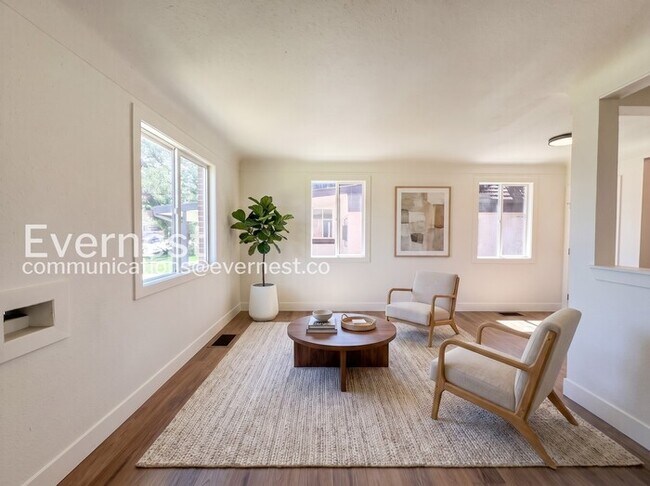 Building Photo - 3 Bed/1 Bath Home with Fenced Yard