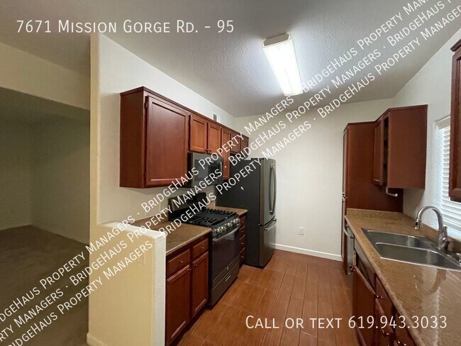 Building Photo - Check out this spacious 2 bedroom / 2 bath...
