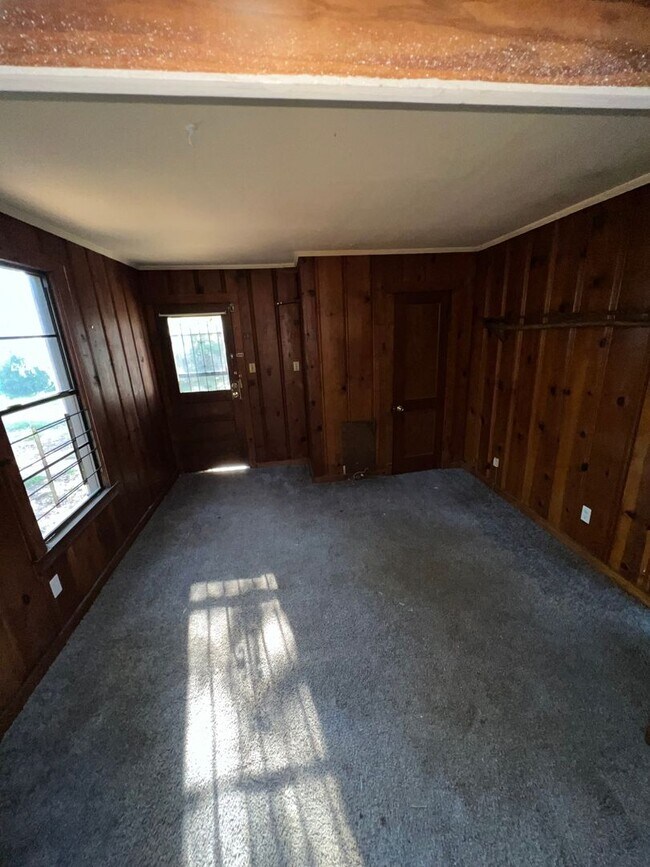 Building Photo - Corner Lot! 3 bed, 2 bath!
