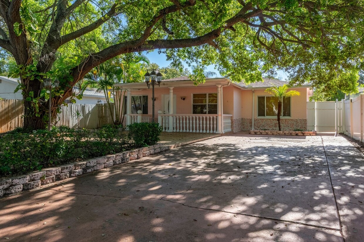 3/2 Ranch with great outdoor space - 3/2 Ranch with great outdoor space