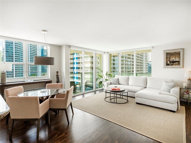 Building Photo - 1155 Brickell Bay Dr