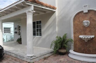 Building Photo - 1027 SW 10th Ave