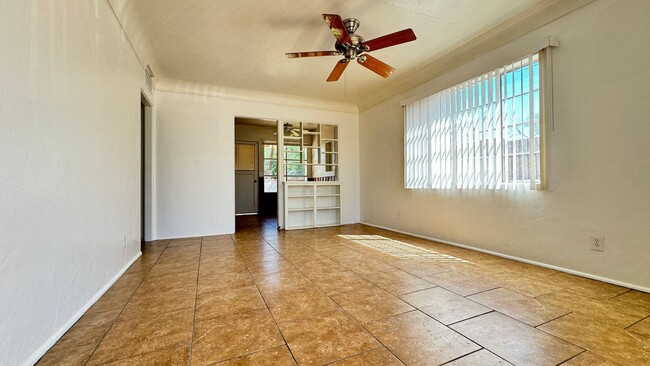 Foto del edificio - 4225 E Bellevue St