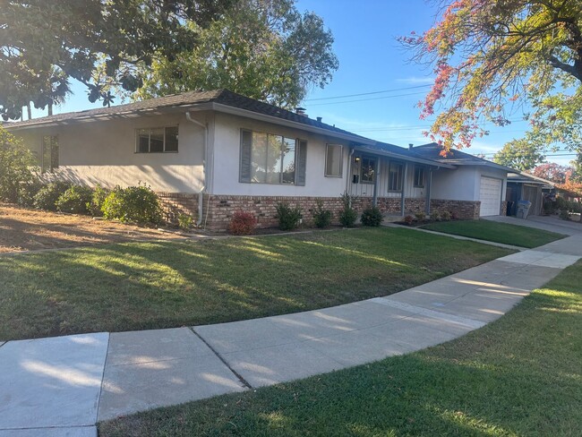 Building Photo - Coming Soon! This Spacious 4/2 Charmer in ...