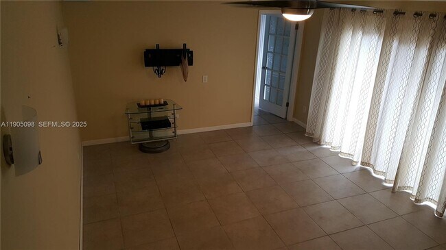 Foto del edificio - 8137 S Coral Cir