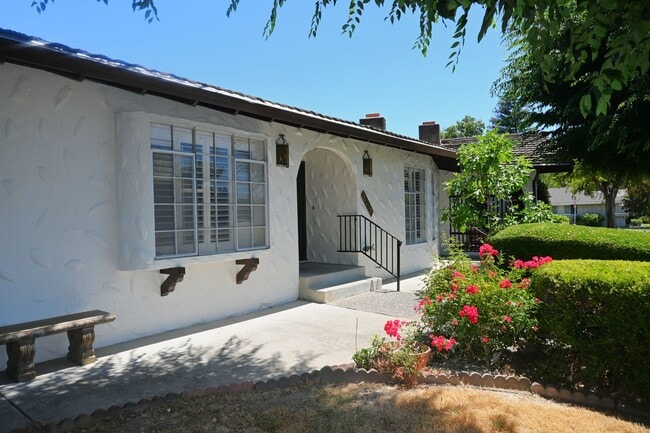 Building Photo - 5941 S Land Park Dr