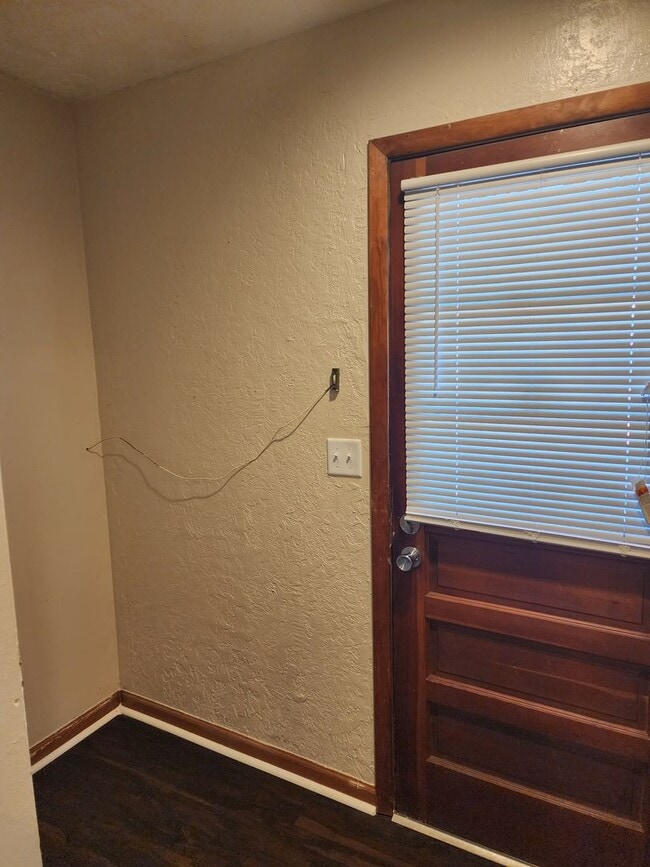Building Photo - 3 bedroom 1 bath