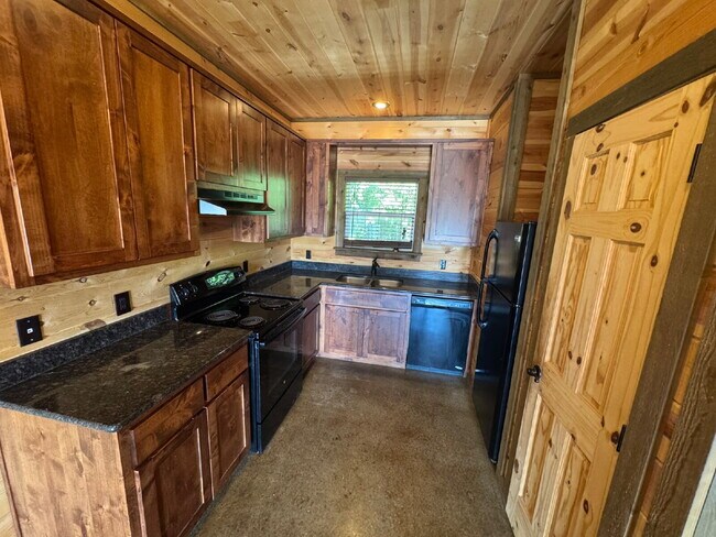 Foto del edificio - 2 bed 2 bath fourplex. Stained concrete floors. Washer & Dryer hookups in unit.