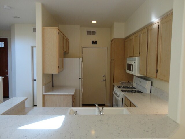 Foto del edificio - Available Now Beautiful Dual MSTR 2 + 2.5 Townhouse Valencia