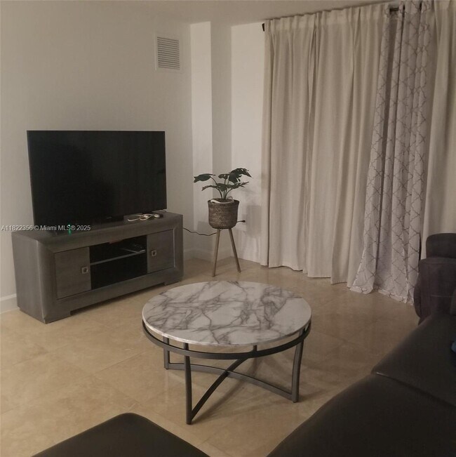Foto del edificio - 6917 Collins Ave