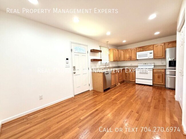 Building Photo - 3733 Hayden Dr