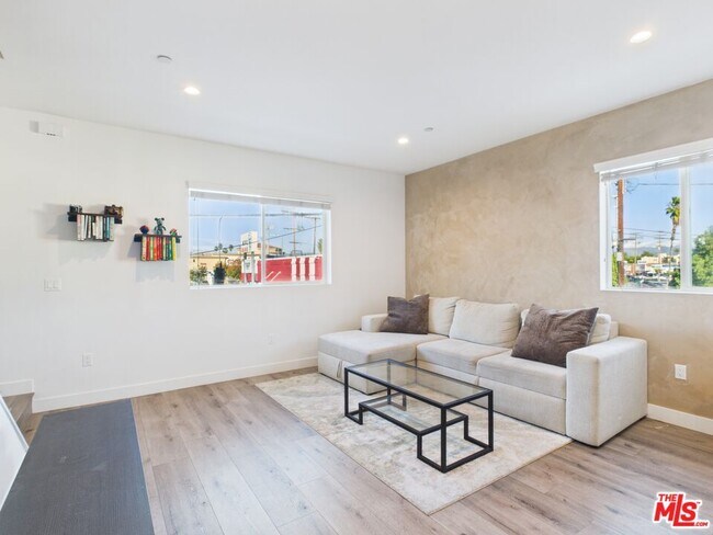 Foto del edificio - 14525 Killion St