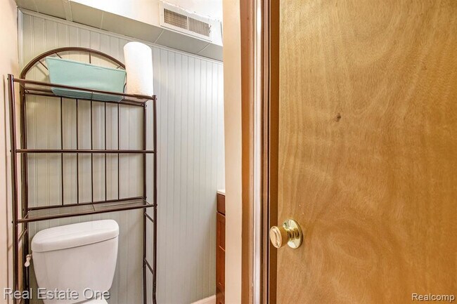 Building Photo - 890 Twin Towers