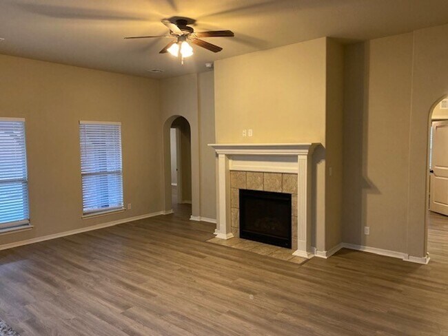 Foto del edificio - Spacious 4 Bed | 2 Bath | Large backyard | Bixby